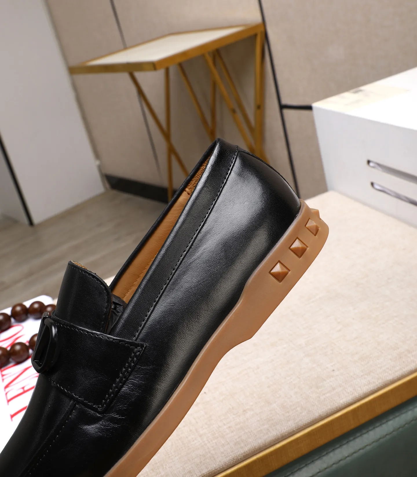 Men's shoes 💰520 [Valentino-Valentino] High-quality boutique men's shoes. The same style as the celebrities, original and authentic.✅ Made of imported cowhide + original apricot cowhide lining. The French luxury model is priced at 14,080 Swiss francs. It is also a Paris Fashion Week catwalk model. A brand can be deeply rooted in your heart, and a pair of shoes can make you linger. What you wear is not only noble, but also an aura. 👻Standard 38-45